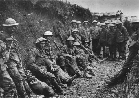 Royal Irish Rifles in een loopgraaf tijdens de Slag aan de Somme. (waarschijnlijk 1st Battalion, Royal Irish Rifles (25th Brigade, 8th Division)).