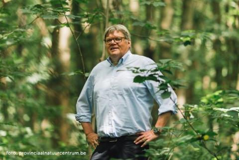 Ludwig staat in een bos
