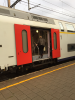 Oude man stapt op trein